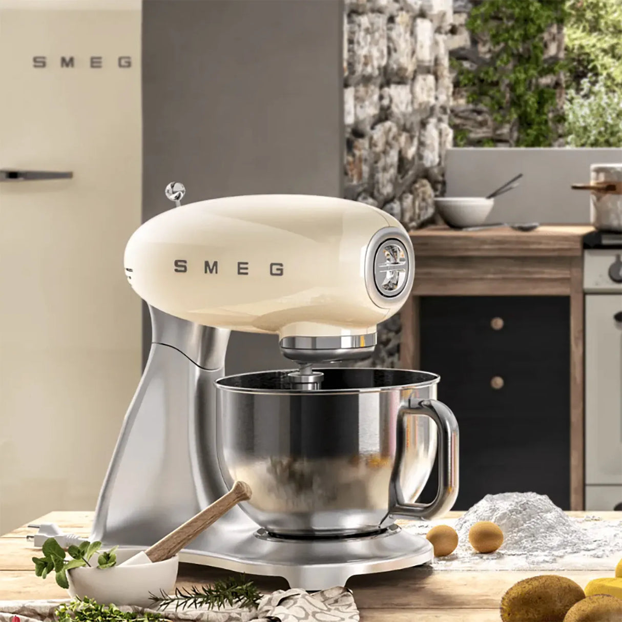 Mixer cu bol Smeg SMF02CREU, 800W, 4,8 l, Cremă/Argintiu