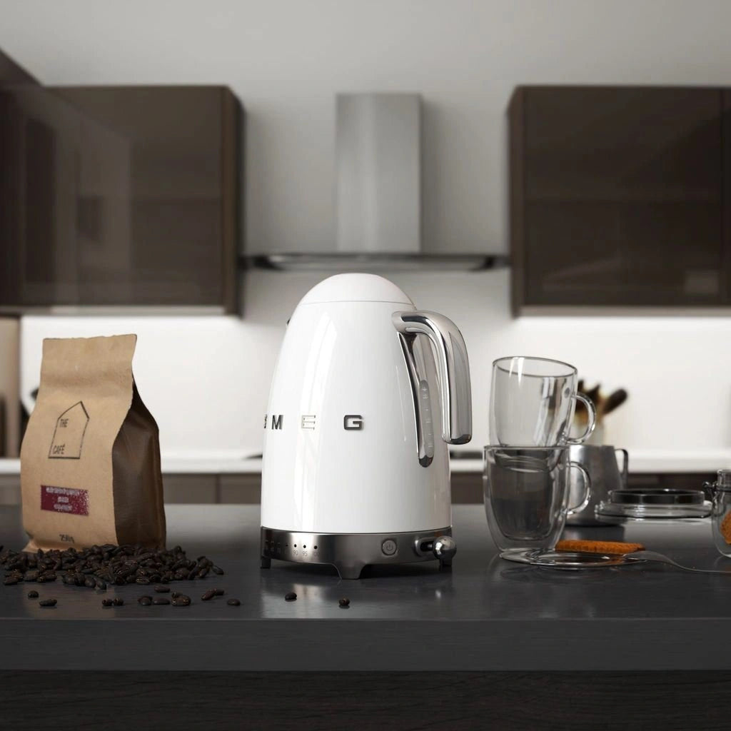 Fierbător electric Smeg KLF04WHEU, stil anii '50, 2400 W, 1,7 l/ alb