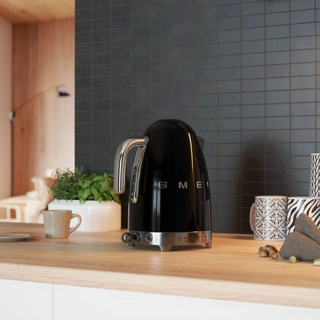 Fierbător electric Smeg KLF04BLEU Schwarz, stil anii 50, 2400 W, 1,7 l, negru