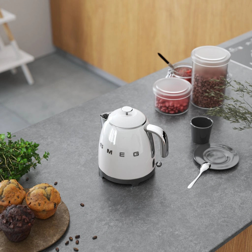 Mini fierbător electric SMEG KLF05WHEU, stil anii '50, 1400 W, 800 ml, alb