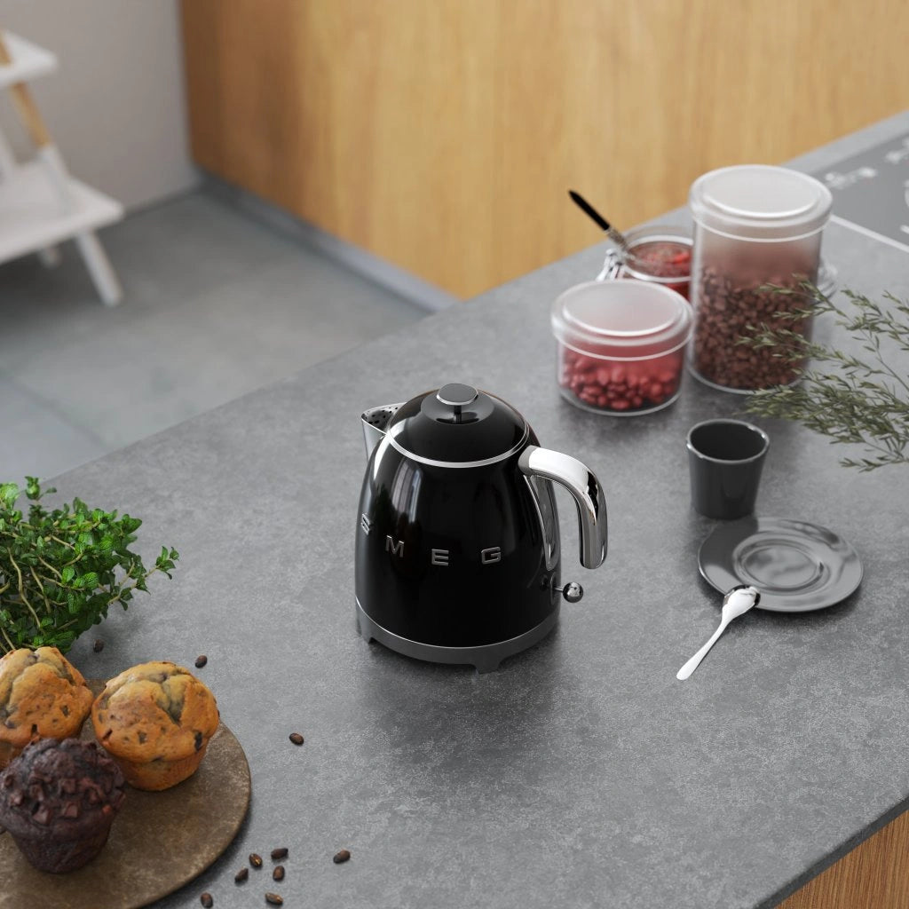 Mini fierbător electric SMEG KLF05BLEU, stil anii '50, 1400 W, 800 ml, negru