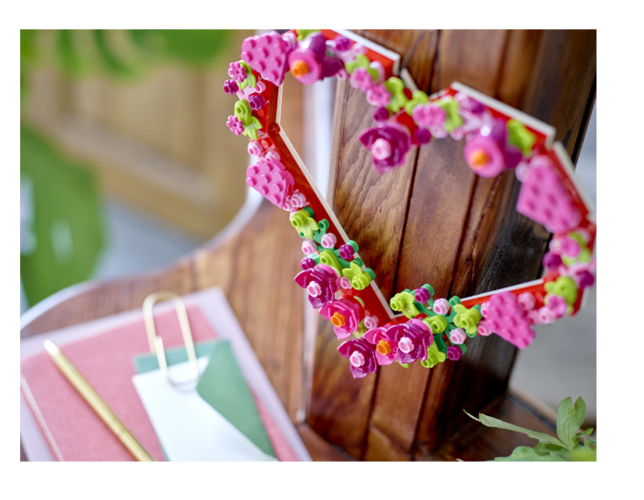 LEGO® Icons Botanical - Ornament în formă de inimă 40638, 254 piese