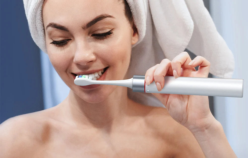 Periuță de dinți electrică cu ultrasunete FairyWill FW-P80 cu 8 accesorii și husă, albă