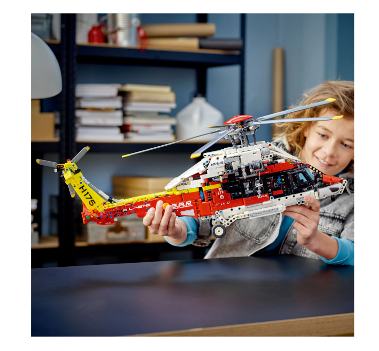 LEGO® Technic - Elicopter de salvare Airbus H175 42145, 2001 piese