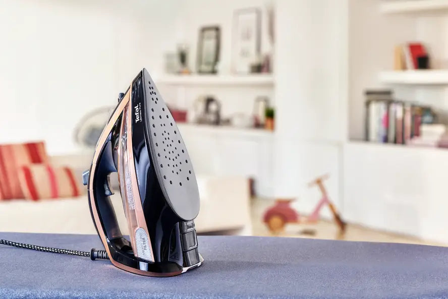 Fier de călcat Tefal Ultimate Pure FV9865, 3000 W, Jet de abur 250 g/min, Abur variabil 0-60 g/min, Rezervor de apă 350 ml, Talpă Durilium AirGlide Autoclean, Oprire automată, Negru/Auriu