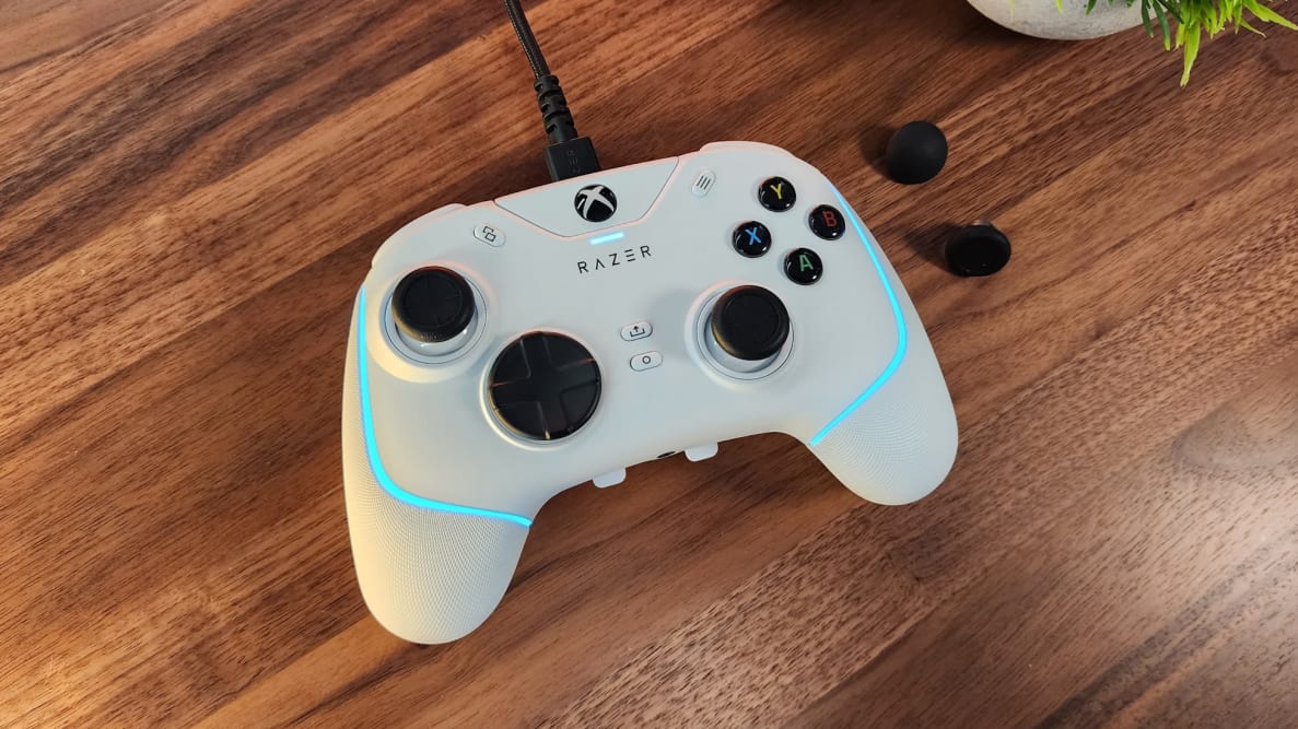 Controler Razer Wolverine V2 pentru Xbox Series X, Alb