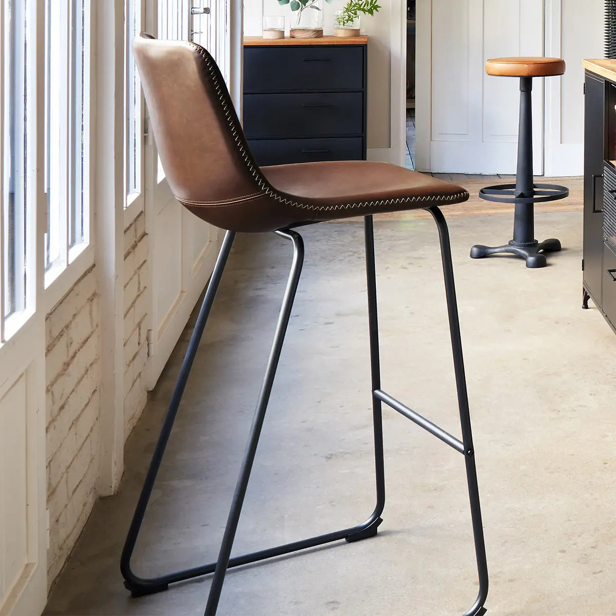 Scaun de bar cu atmosferă Lois, din piele