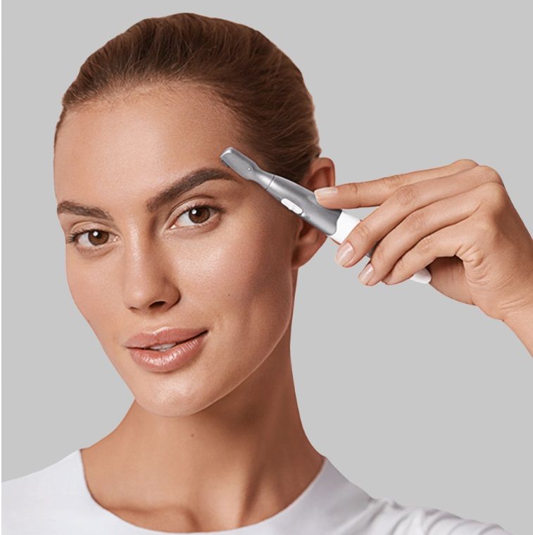 Braun FG1106 Aparat de tuns sprâncene de precizie, alimentat cu baterii, alb/argintiu