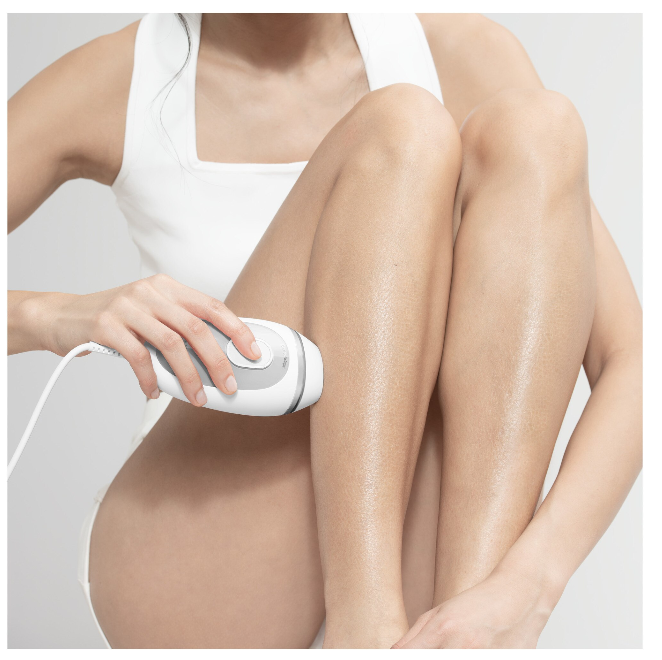 Fotoepilator Braun IPL Silk expert Mini PL1124 IPL, SensoAdapt, 300.000 de impulsuri, 3 niveluri de intensitate, Corp și față, aparat de ras Venus, geantă de călătorie, alb/gri