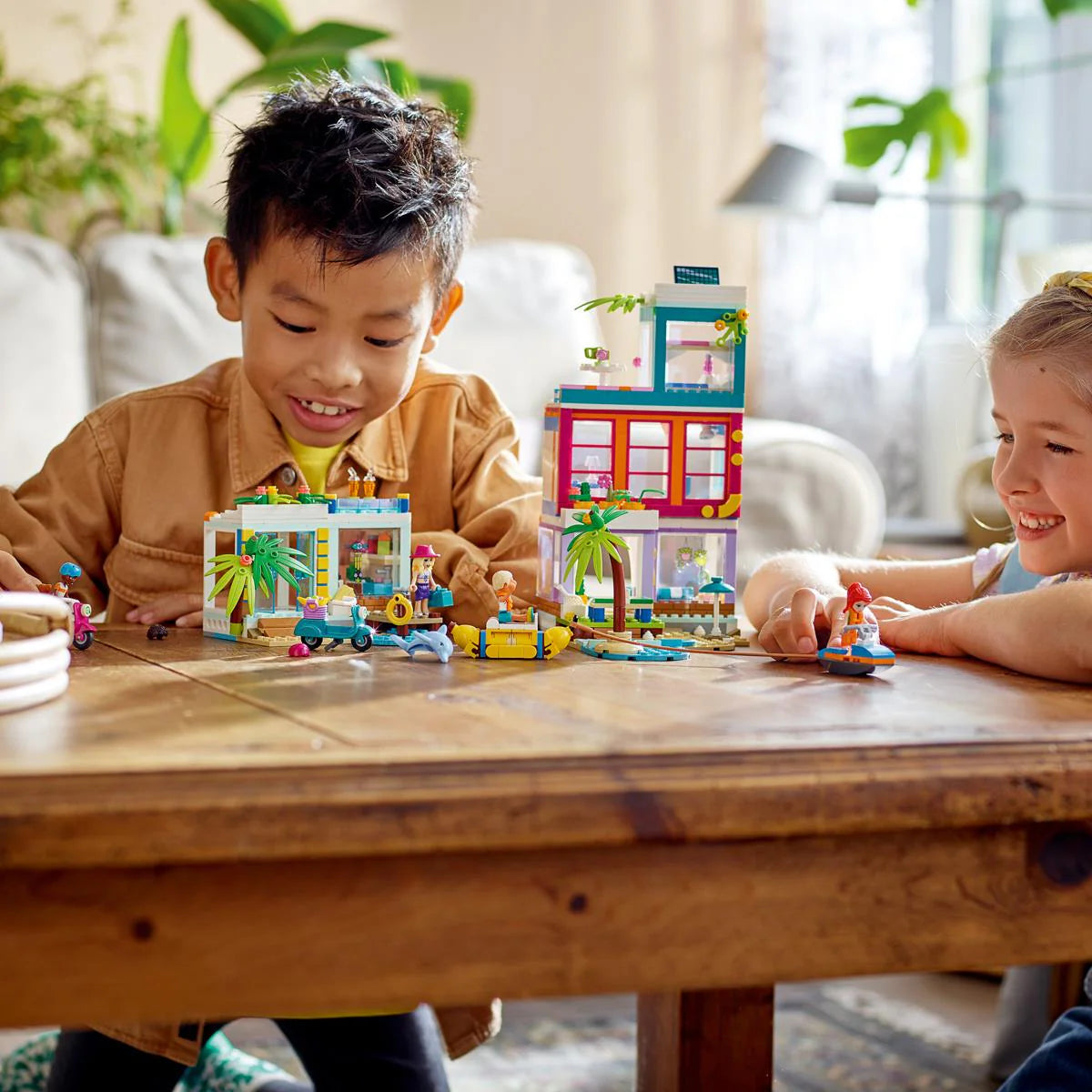 LEGO® Friends - Vila de pe plajă 41709, 686 de piese