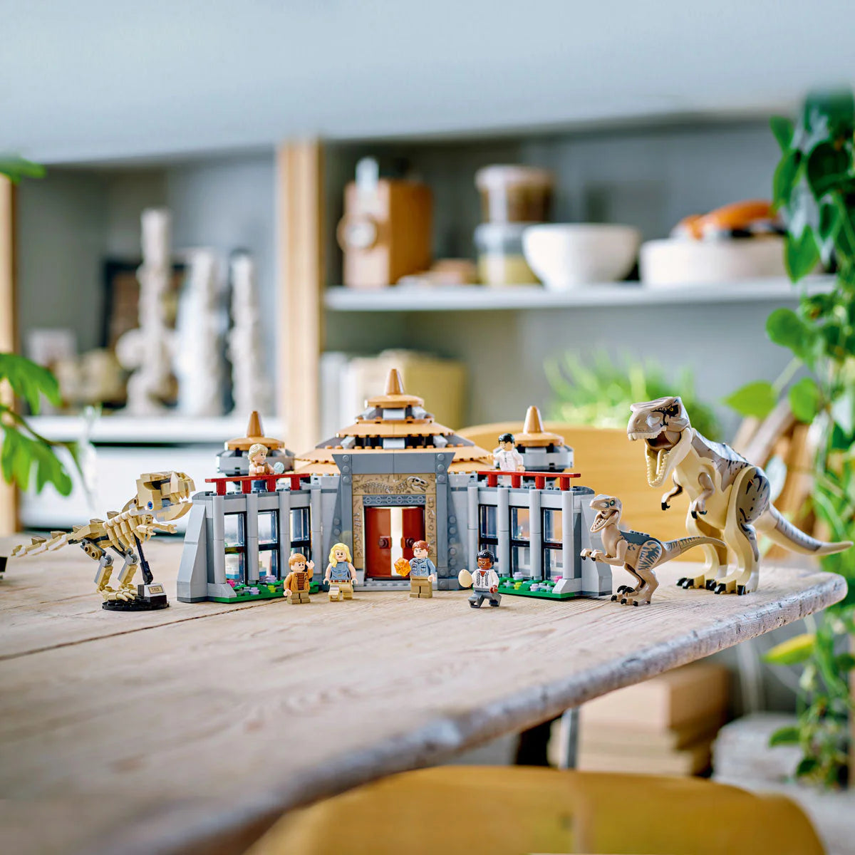 LEGO® Jurassic World - Centrul pentru vizitatori cu Rex și Raptor 76961, 693 de piese