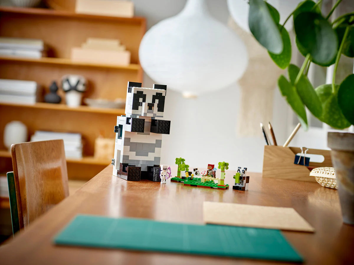 LEGO® Minecraft - Sanctuarul Urșilor Panda 21245, 553 de piese