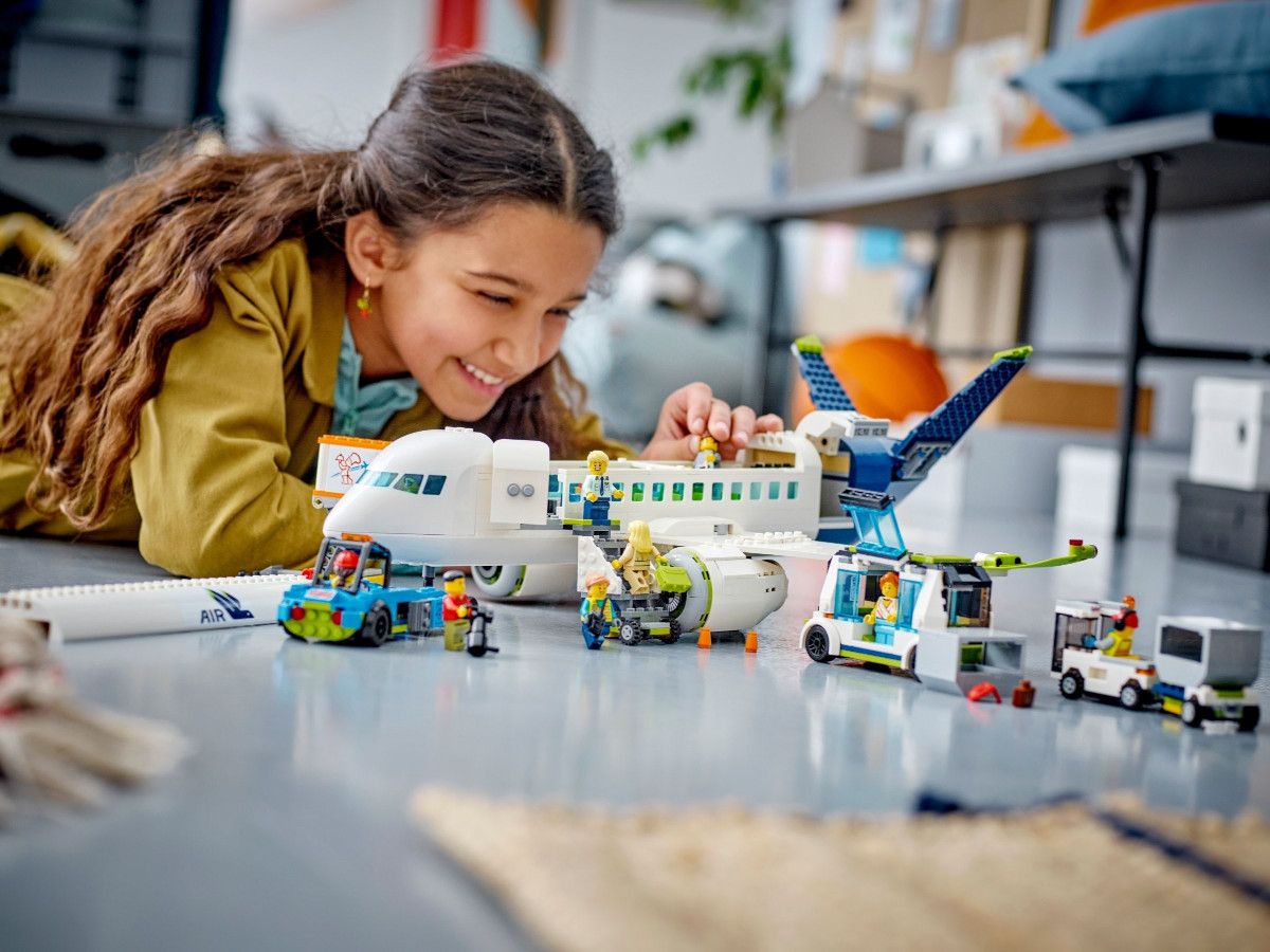 LEGO® City - Avion de pasageri 60367, 913 piese
