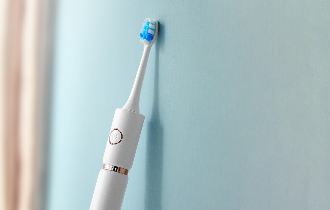 Periuță de dinți electrică cu ultrasunete FairyWill FW-P11 cu 8 accesorii și husă, albă