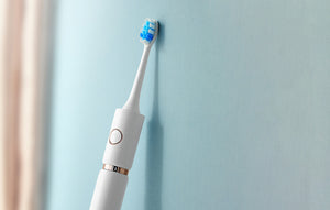 Periuță de dinți electrică cu ultrasunete FairyWill FW-P11 cu 8 accesorii și husă, albă