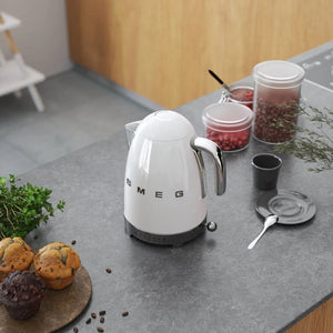 Fierbător electric Smeg KLF04WHEU, stil anii '50, 2400 W, 1,7 l/ alb