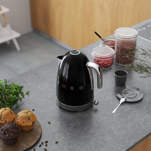Fierbător electric Smeg KLF04BLEU Schwarz, stil anii 50, 2400 W, 1,7 l, negru