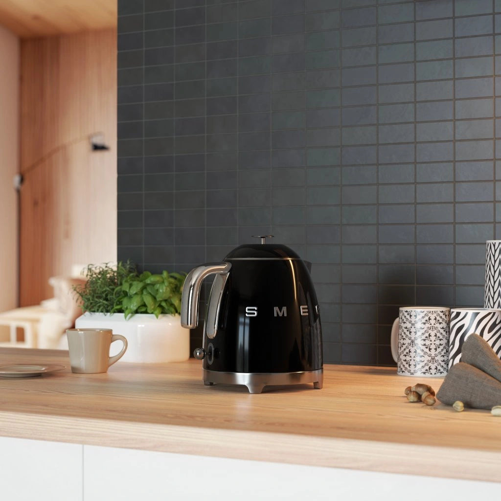 Mini fierbător electric SMEG KLF05BLEU, stil anii '50, 1400 W, 800 ml, negru