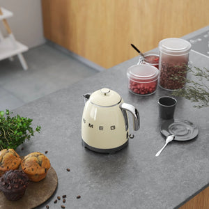 Mini fierbător electric SMEG KLF05CREU, stil anii '50, 1400 W, 800 ml, cremă