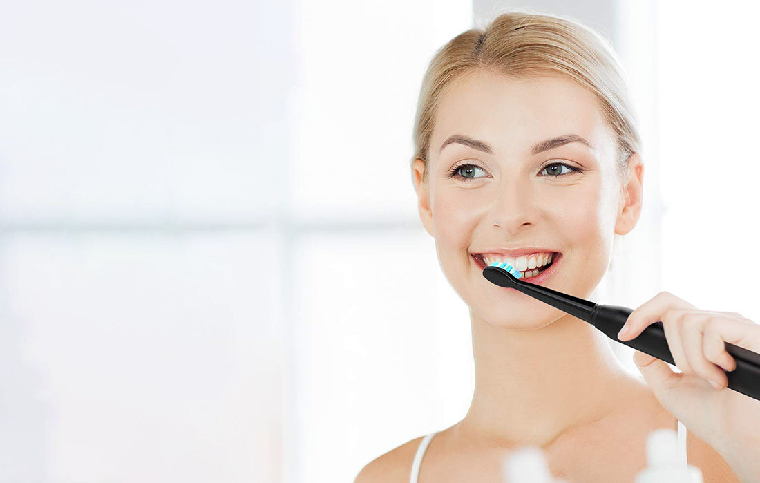 Set de periuțe de dinți electrice cu ultrasunete FairyWill FW-507 cu 8 capete de periuță și husă, 5 moduri, negru/alb