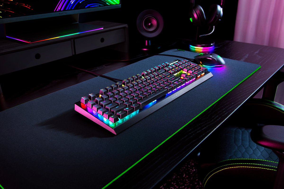 Tastatură de gaming BlackWidow V4 X, switch-uri optice galbene, neagră