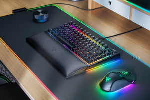 Tastatură de gaming Razer BlackWidow V4 Pro, switch-uri optice galbene