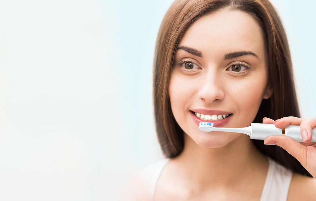 Periuță de dinți electrică cu ultrasunete FairyWill FW-P11 cu 8 accesorii și husă, albă