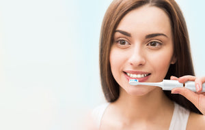 Periuță de dinți electrică cu ultrasunete FairyWill FW-P11 cu 8 accesorii și husă, albă