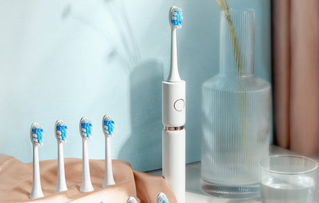 Periuță de dinți electrică cu ultrasunete FairyWill FW-P11 cu 8 accesorii și husă, albă