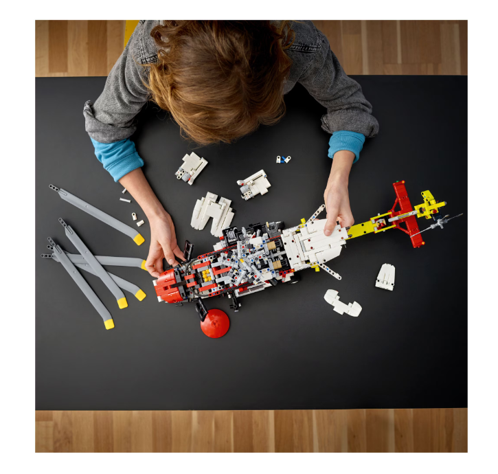 LEGO® Technic - Elicopter de salvare Airbus H175 42145, 2001 piese