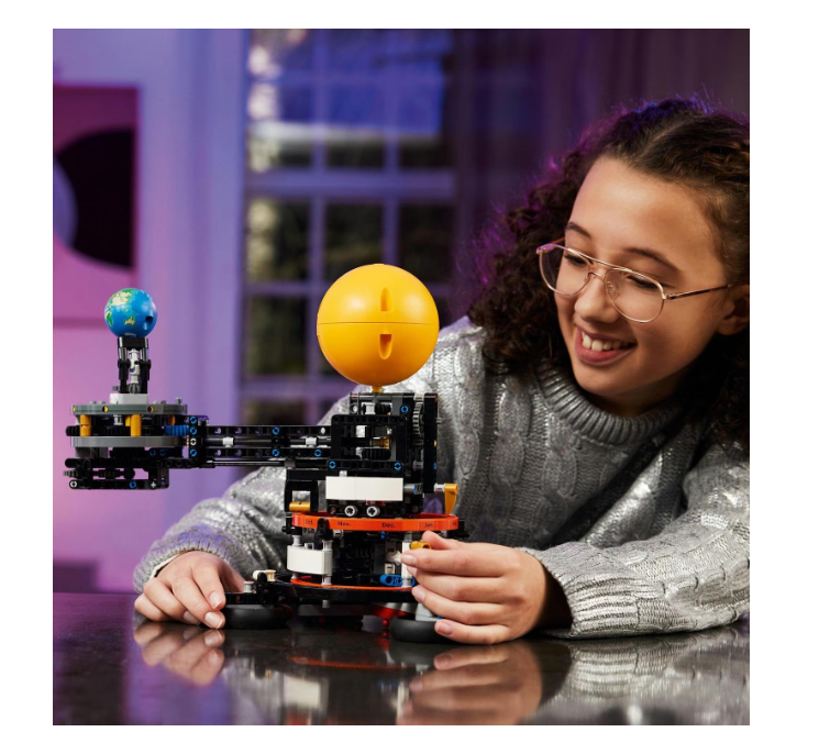 LEGO® Technic - Planeta Pământ și Luna pe orbită 42179, 526 de piese