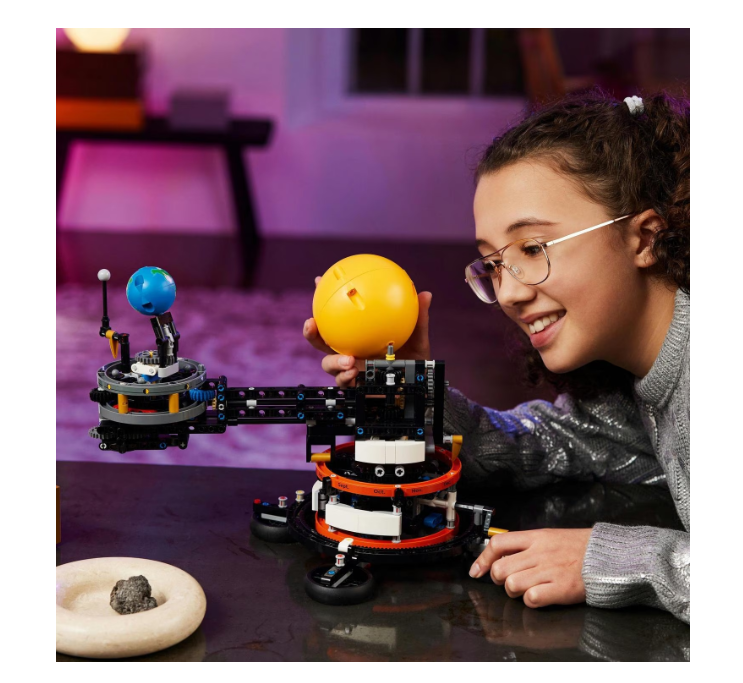LEGO® Technic - Planeta Pământ și Luna pe orbită 42179, 526 de piese