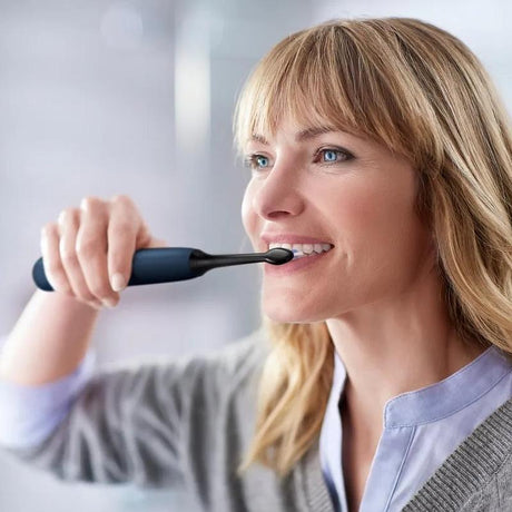 Set de 2 periuțe de dinți electrice Philips Sonicare ProtectiveClean HX6851/34, 62000 mișcări/minut, 3 moduri de curățare, senzor de presiune, funcție BrushSync, 2 genți de transport, 2 capete de periuță, alb/albastru