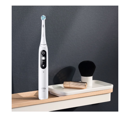 Periuță de dinți electrică Oral-B io7, cu inteligență artificială, albă