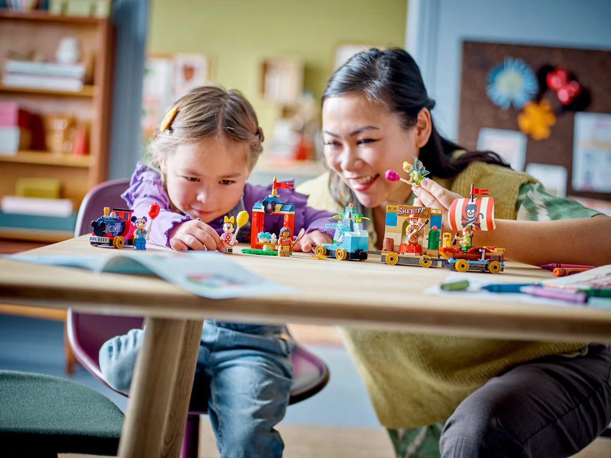 LEGO® Disney - Trenulețul de vacanță Disney 43212, 200 de piese