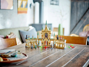 LEGO® Harry Potter™ - Bătălia de la Hogwarts 76415, 730 de piese