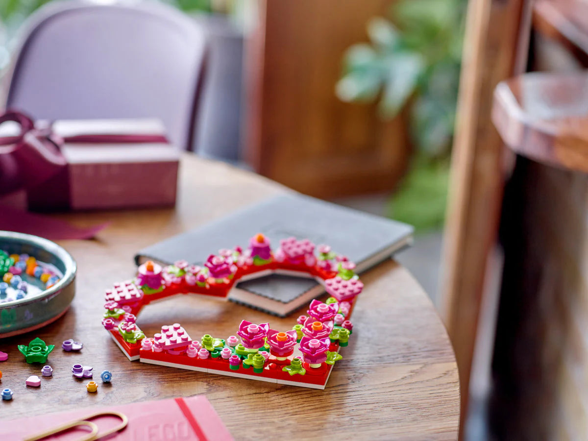 LEGO® Icons Botanical - Ornament în formă de inimă 40638, 254 piese