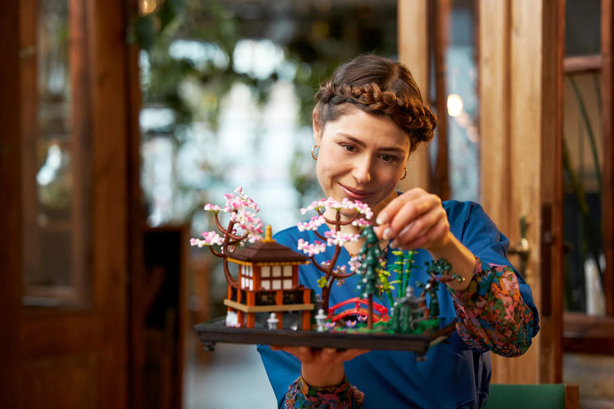 LEGO® Icons - Grădina Liniștită 10315, 1363 piese