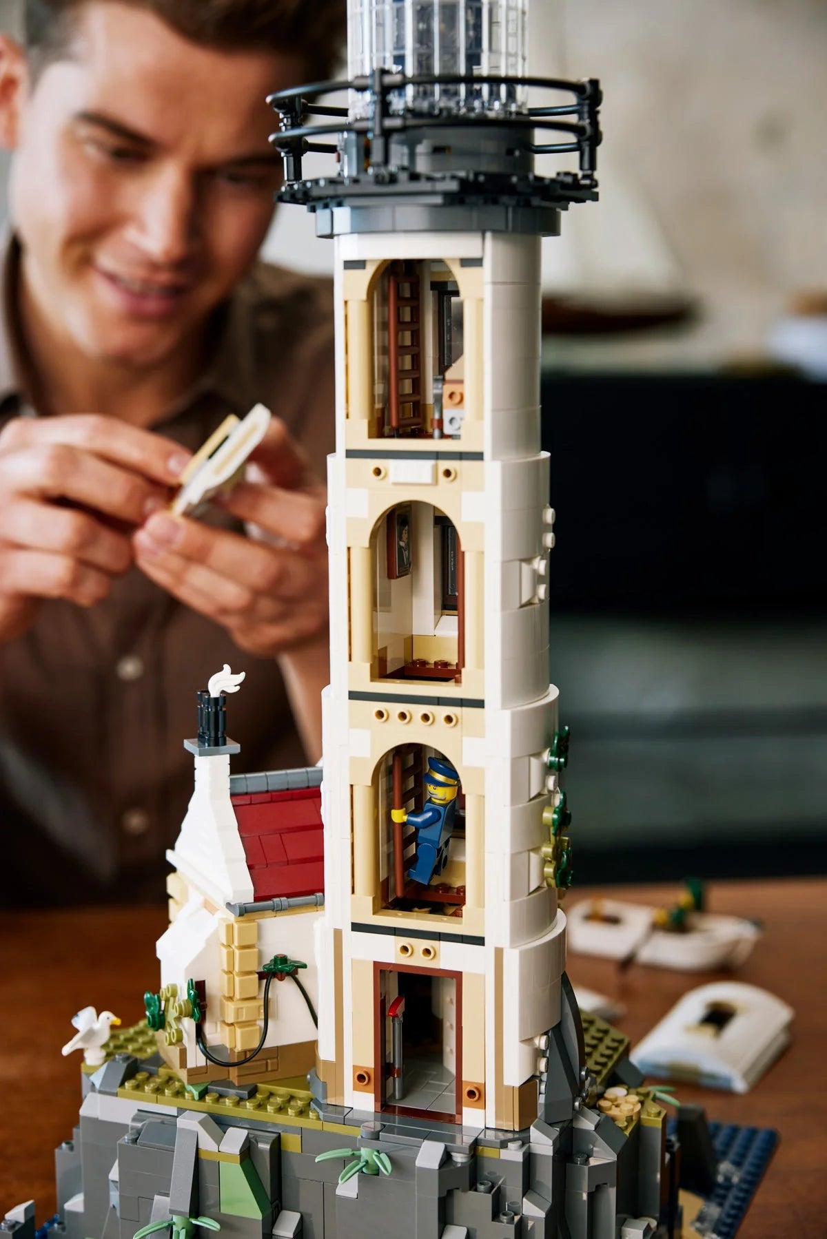 LEGO® Ideas - Far motorizat 21335, 2065 piese