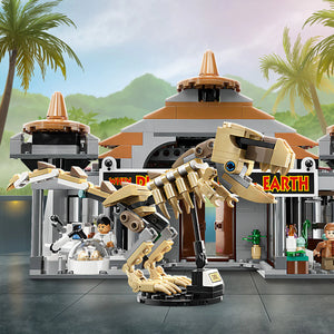 LEGO® Jurassic World - Centrul pentru vizitatori cu Rex și Raptor 76961, 693 de piese