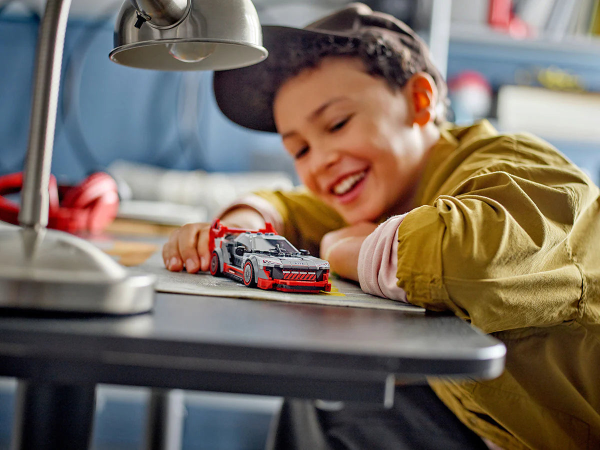 LEGO® Campionii Vitezei - Mașină de curse Audi S1 ​​E-Tron Quattro 76921, 274 de piese